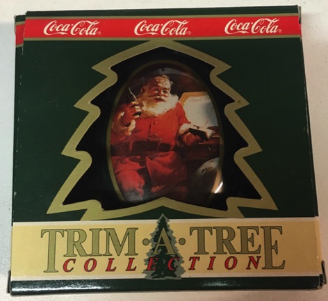 45139-2 € 10,00 coca cola ornament blikje kerstman zittend aan bureau (1x zonder doosje)